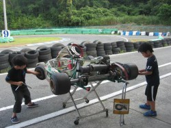 後片ずけを手伝うキッズドライバー２人組み