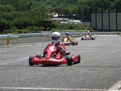 予選第1ヒート　2番手でのホームストレート