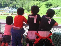 レース観戦中の子供達