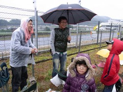 雨の中観戦中