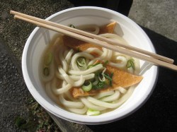 女子部の皆さん特性うどん